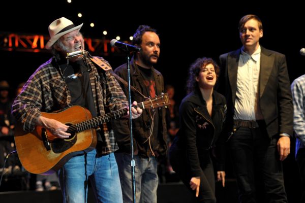 Letos si Neil Young zahrál i s Arcade Fire.