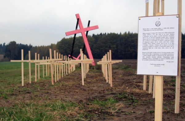 K natření kříže růžovou barvou se přihlásila ČSNS.