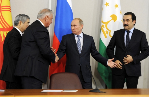 Vladimir Putin s běloruským a kazachstánským protějškem a generálním tajemníkem vznikající hospodářské integrace.