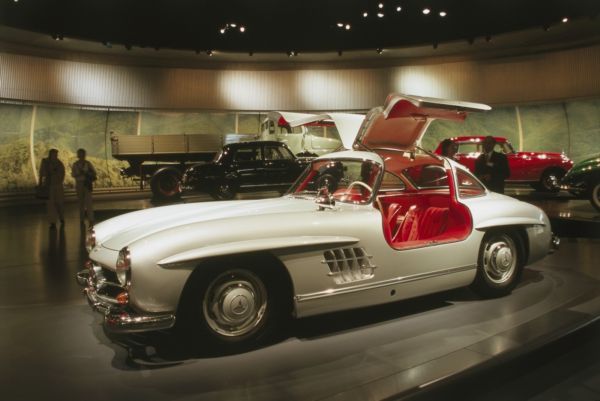 Na půl milionu eur ocenil zájemce sportovní Mercedes 300 SL.  