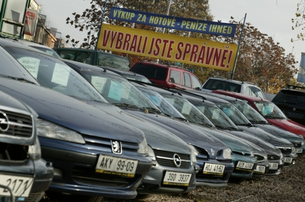 Muži kupují v autobazarech o 16 tisíc dražší auta než ženy (ilustrační foto).