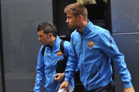 Útočník David Villa a stoper Gérard Piqué po příjezdu do Prahy.