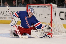 Gólman Rangers Martin Biron.