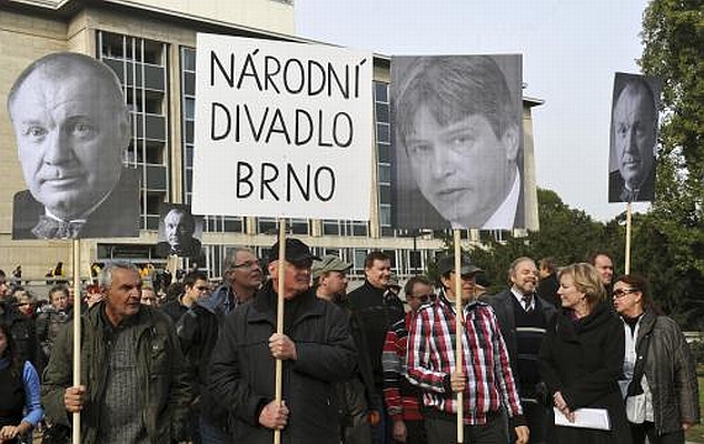 Asi 1000 zaměstnanců a příznivců opery Národního divadla Brno protestovalo 19. října s portréty brněnského primátora Romana Onderky a ředitele divadla Daniela Dvořáka v ulicích Brna proti plánovaným škrtům v brněnské kultuře.