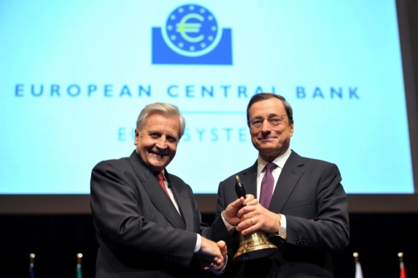 Ital Mario Draghi (vpravo) přebírá nástupnický zvon od Jeana-Clauda Tricheta.
