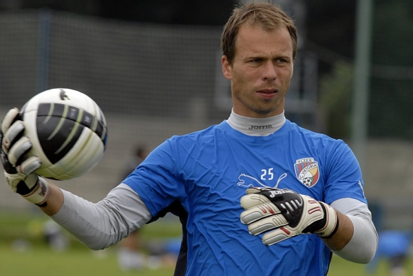 Brankář Plzně Roman Pavlík.