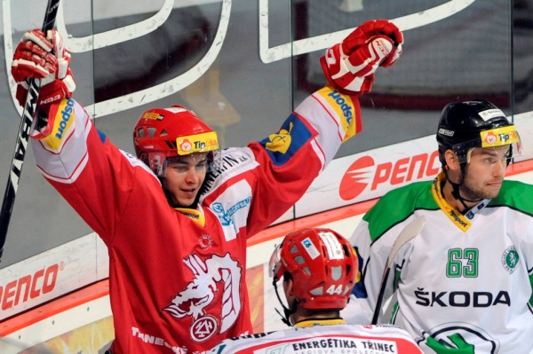 Útočník Třince Jakub Orsava (vlevo) slaví svou trefu, přihlíží Vladimír Svačina z Boleslavi. 