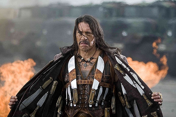 Machete dává přednost sečným zbraním.