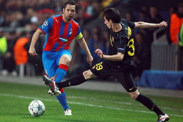 Pavel Horváth (uprostřed) v zápase s Barcelonou.