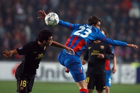 Marek Bakoš (vpravo) v zápase s Barcelonou.