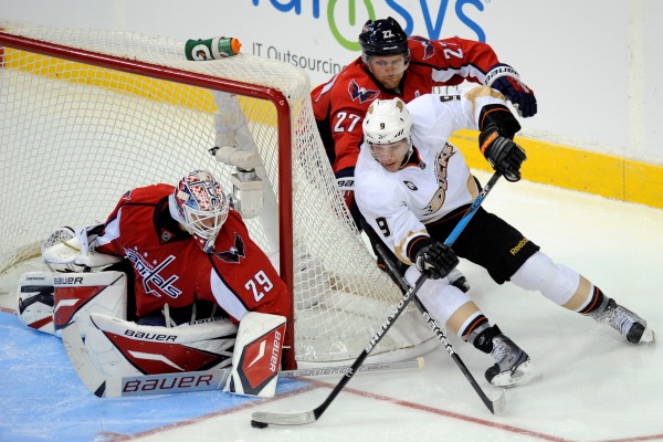 Tomáš Vokoun v brance Capitals v utkání s Anaheimem.