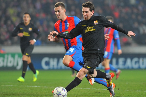 Lionel Messi uniká Radimu Řezníkovi před čtvrtým gólem Barcelony.