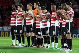 Pocta za zesnulého Sharpova syna před zápasem Doncasteru s Middlesbrough. 