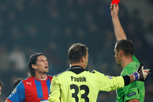 Marian Čišovský (vlevo) vidí v utkání s Barcelonou červenou kartu.