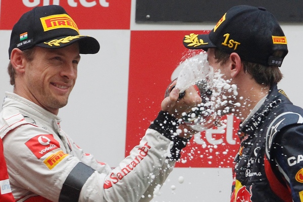 Jenson Button (vlevo) chce být letos aspoň druhý za nedostižným Sebastianem Vettelem (vpravo).