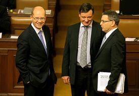 David Rath (uprostřed) bavil sněmovnu.