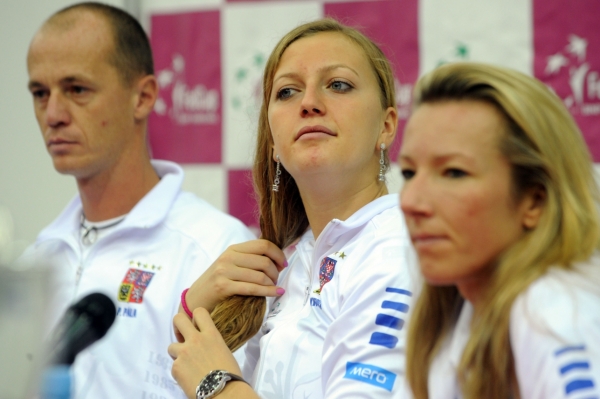 Petra Kvitová (uprostřed) s kapitánem Petrem Pálou a deblistkou Květou Peschkeovou.