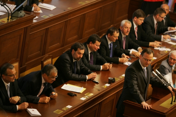 Pohled na českou vládu ve sněmovně.