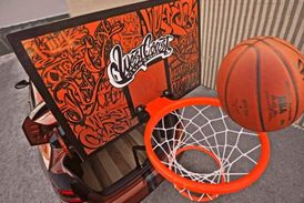 Náruživým basketbalistům nabídne vůz i koš.