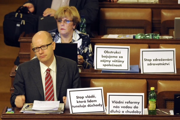 Bohuslav Sobotka při obstrukcích ve sněmovně. Bohuslav Sobotka při obstrukcích ve sněmovně.