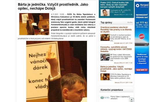 Fotka Víta Bárty se vztyčeným prostředníkem na webových stránkách Parlamentních Listů.