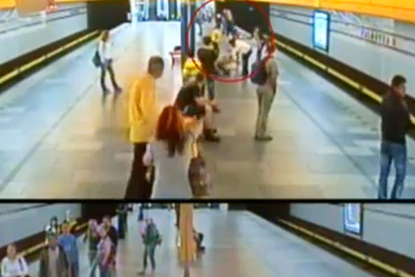 Bitka v metru na kamerovém záznamu.