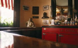 Havanský bar La Floridita, kde slavný spisovatel rád pobýval, je pro komunistický režim zdrojem valut od zahraničních turistů.