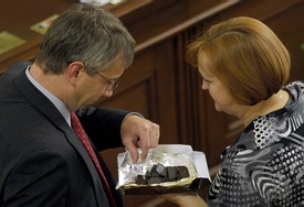 Ministr práce Jaromír Drábek se posilňuje během náročných jednání. Ministr práce Jaromír Drábek se posilňuje během náročných jednání.
