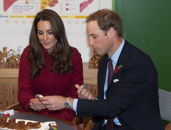 Kate a William během návštěvy distribučního centra UNICEF.