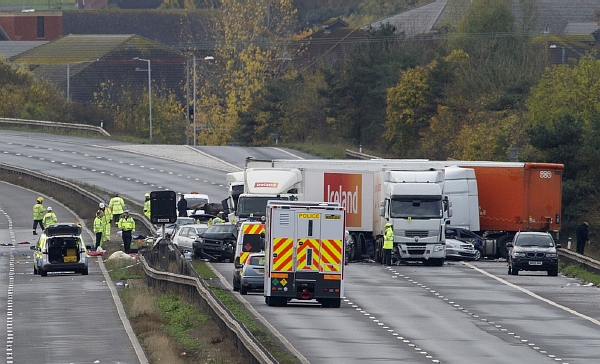Hromadná nehoda na anglické dálnici M5 si vyžádala nejméně 10 životů. Hromadná nehoda na anglické dálnici M5 si vyžádala nejméně 10 životů.