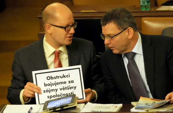 Projednávání zákonů se pro opoziční obstrukce protáhlo na desítky hodin.