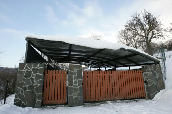 Vjezd na Oulického pozemek měl být podle nařízení snížen. Vjezd na Oulického pozemek měl být podle nařízení snížen.