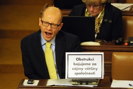 Dlouhé řečnění dohnalo i jeho autory. Na snímku unavený šéf ČSSD Bohuslav Sobotka.