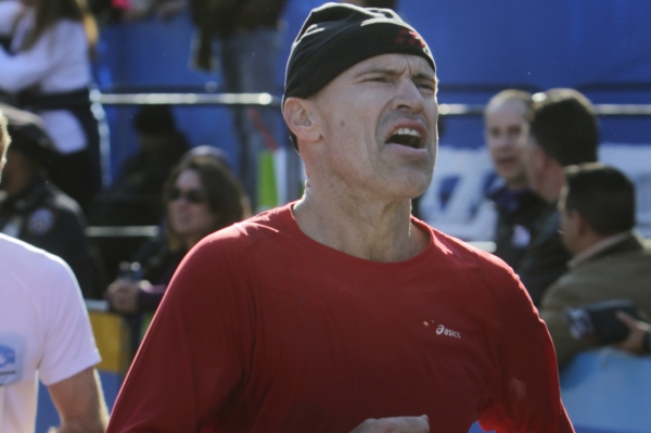 Bývalý hokejista Mark Messier padl po maratonu únavou do kolečkového křesla. Bývalý hokejista Mark Messier padl po maratonu únavou do kolečkového křesla.