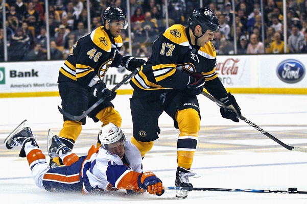 Hokejisté Bostonu Zdeno Chára (vpravo) a David Krejčí.