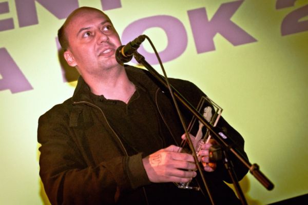 Ředitel nakladatelství Crew Petr Litoš přebírá cenu Muriel za nejlepší zahraniční knihu, kterou se stal Incal.