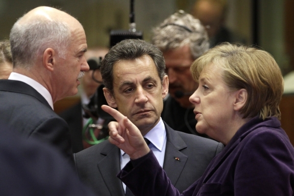 Evropa by neměla trvat na držení eura, míní Financial Times.