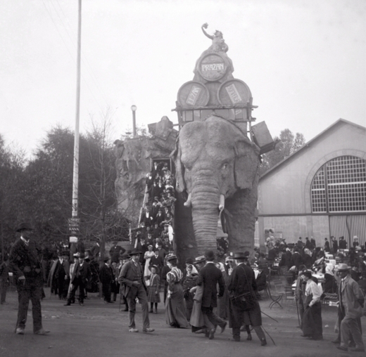 Výstava bude mít celkově tři části, první představí fotografie z let 1848 - 1921.