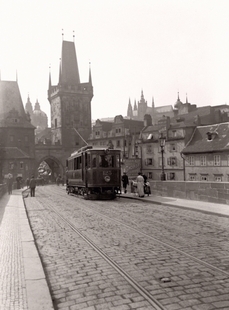 Z dob, kdy po Karlově mostě ještě jezdily tramvaje. 