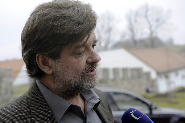Ministr vnitra Jan Kubice jednal ve Šluknově se starosty o dalším postupu. Ministr vnitra Jan Kubice jednal ve Šluknově se starosty o dalším postupu.