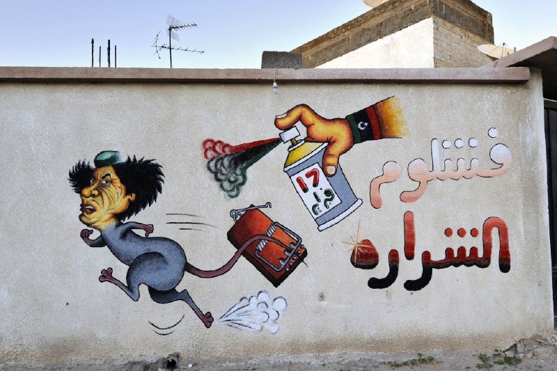 S hroutícím se režimem se začaly po Libyii objevovat četná graffiti. Hlavní role: Muammar Kaddáfí ve všemožných podobách. S hroutícím se režimem se začaly po Libyii objevovat četná graffiti. Hlavní role: Muammar Kaddáfí ve všemožných podobách.