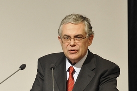 Lukas Papadimos zřejmě povede přechodný kabinet.