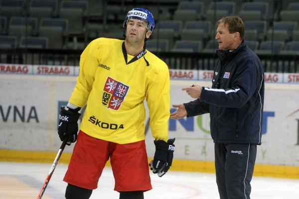 Petr Nedvěd na tréninku hokejové reprezentace s koučem Aloisem Hadamczikem. Petr Nedvěd na tréninku hokejové reprezentace s koučem Aloisem Hadamczikem.