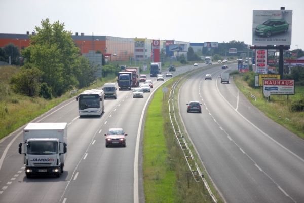 Silnice R10, po níž jel Švýcar v protisměru.