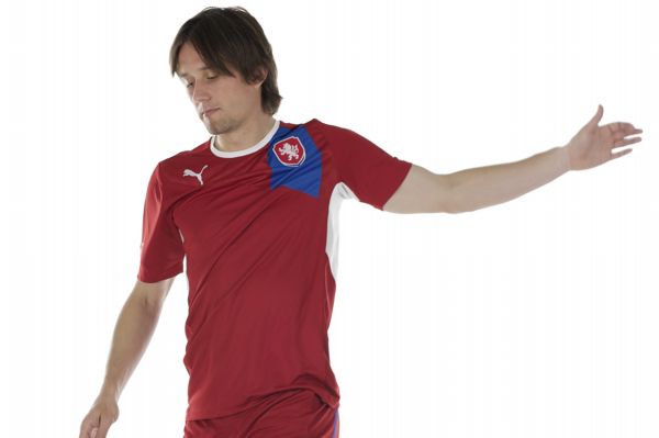 Zbrusu nové dresy mají být šťastným talismanem pro českou fotbalovou reprezentaci v blížícím se dvojzápase v baráži o postup na mistrovství Evropy proti Černé Hoře. Hráči národního týmu obléknou dresy vyvedené v červené barvě, na jejichž designu se podíleli také trenér národního týmu Michal Bílek, manažer Vladimír Šmicer a dřívější předseda FAČR Ivan Hašek. Na snímku v novém dresu pózuje kapitán reprezentace Tomáš Rosický. Zbrusu nové dresy mají být šťastným talismanem pro českou fotbalovou reprezentaci v blížícím se dvojzápase v baráži o postup na mistrovství Evropy proti Černé Hoře. Hráči národního týmu obléknou dresy vyvedené v červené barvě, na jejichž designu se podíleli také trenér národního týmu Michal Bílek, manažer Vladimír Šmicer a dřívější předseda FAČR Ivan Hašek. Na snímku v novém dresu pózuje kapitán reprezentace Tomáš Rosický.
