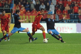 Mirko Vučinić (uprostřed) v zápase s Anglií.