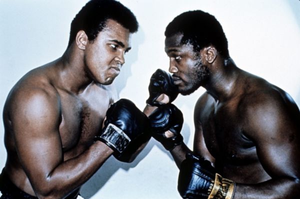 Muhammad Ali (vlevo) a Joe Frazier.