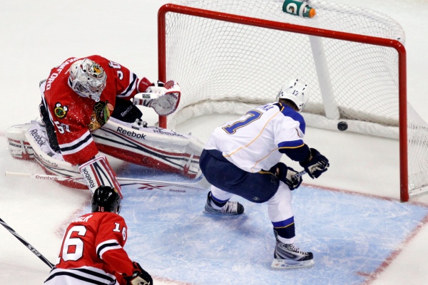 Vladimír Sobotka dává svůj první gól v tomto ročníku NHL.