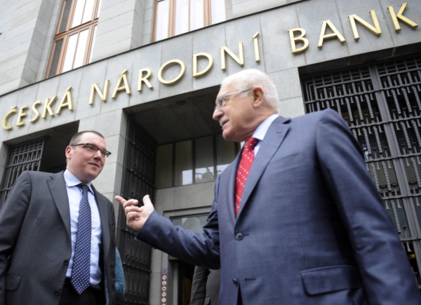 Guvernér ČNB Miroslav Singer a prezident České republiky Václav Klaus.