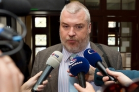 Právní zástupce společnosti Bögl a Krýsl Radek Ondruš odpovídá na dotazy novinářů.